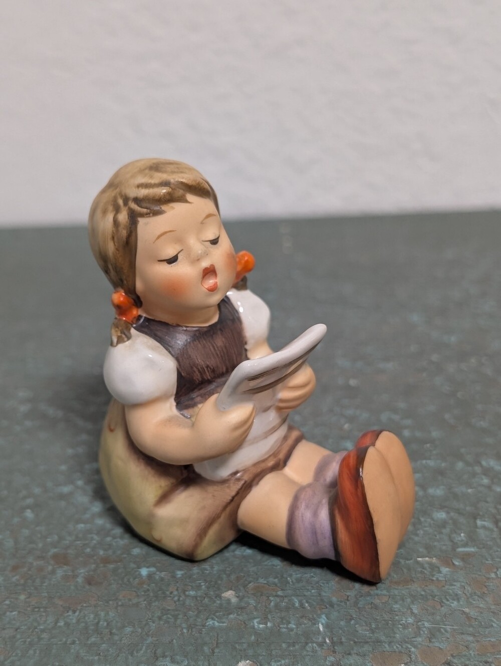 Vintage Hummel Goebel "Girl With Sheet Music" Singing #389 TMK-6